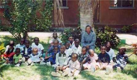 sr.Cristina Mushi con i bambini, ospiti della casa - gennaio 2003