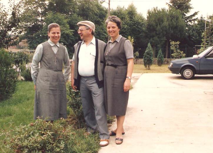 sr.Margherita e sr.Jeremia con don Felice Bonaccina