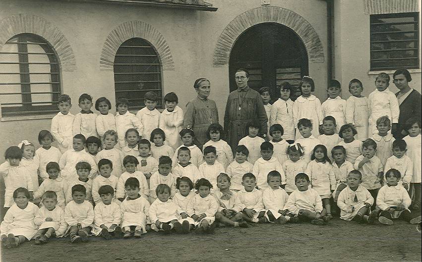 sr. Dolores Nowakowska con i bambini dell'asilo