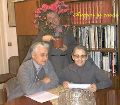 sr.Francesca e sr.Rosaria nella gioia dei festeggiamenti (sr.Maria con gli auguri)